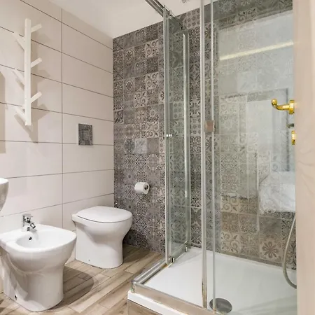 Un Attimo A רומא