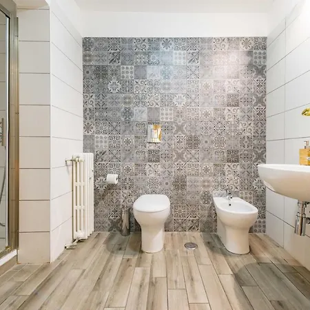 Un Attimo A רומא