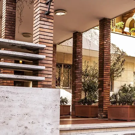 Un Attimo A רומא