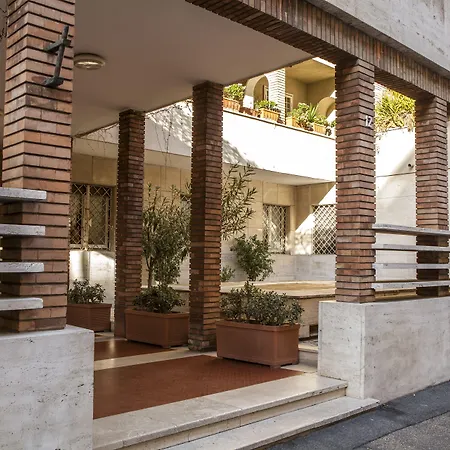 Un Attimo A 4* רומא