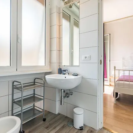 Un Attimo A فندق مبيت وإفطار روما