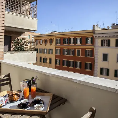 Un Attimo A روما